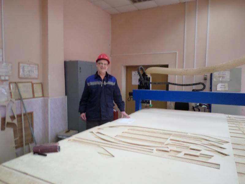 Инженер-конструктор Вячеслав Александрович Смирнов на рабочем месте