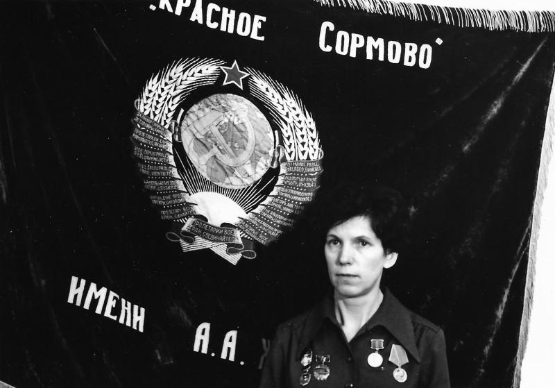 На фоне заводского знамени Галина Константиновна Третьякова, бригадир операторов газорезочных машин На фоне заводского знамени Галина Константиновна Третьякова, бригадир операторов газорезочных машин