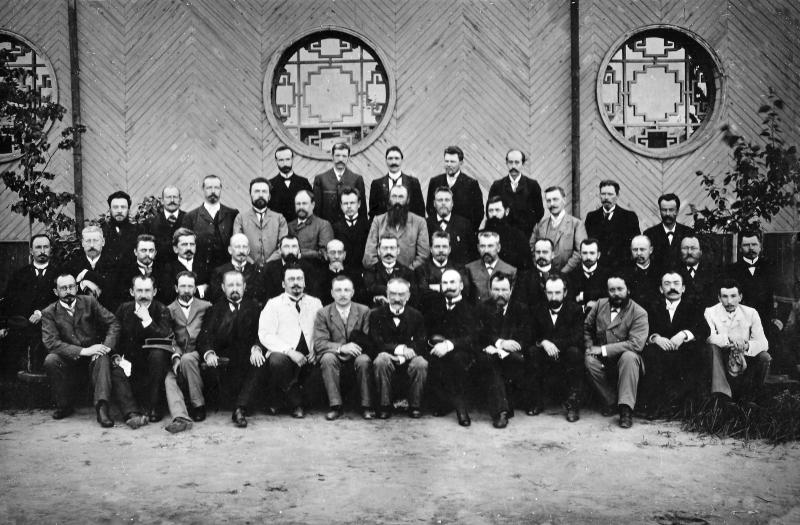 Руководители Сормовского завода (в центре &ndash; директор завода А.П. Мещерский) у здания Клуба администрации в Заводском парке. 1900&ndash;1905 годы