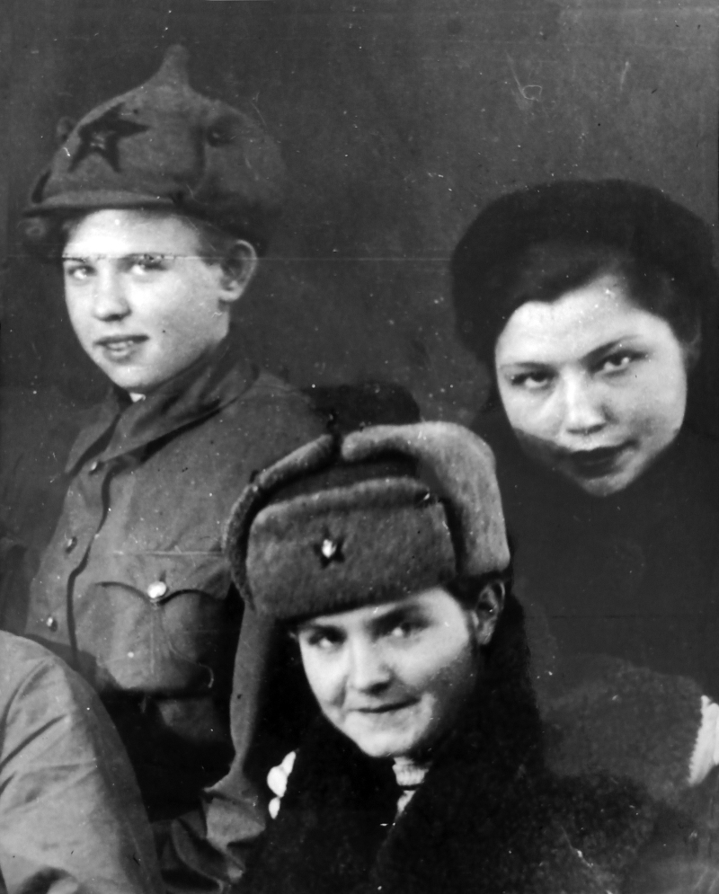 Участница Великой Отечественной войны Люба Шишарина (слева) с фронтовыми подругами