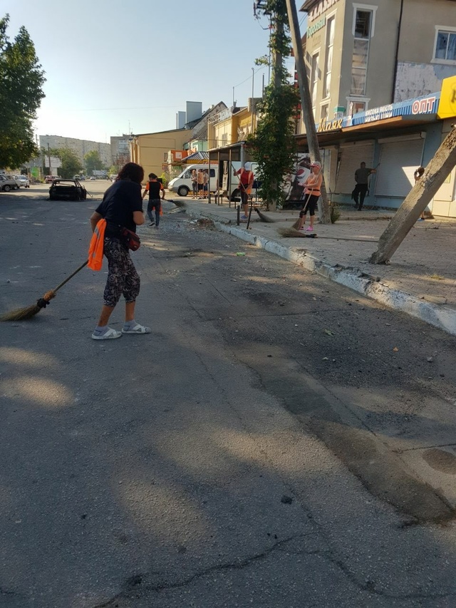 В Новой Каховке коммунальщики приступили к ликвидации последствий вчерашнего обстрела ВСУ