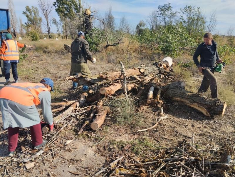 В Новокаховском городском округе коммунальщики ликвидируют последствия непогоды