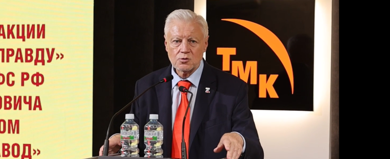 Сергей Миронов подарил библиотеке Волжского трубного завода экземпляры своей книги «Серега»