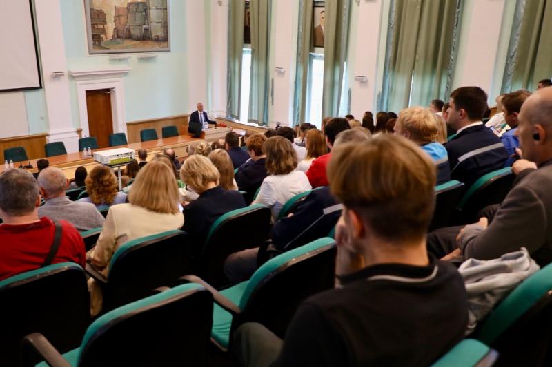 Сегодня провел встречу с коллективом Группы компаний ПАО ММК. Обсудили актуальные вопросы развития нашего города и комбината, перспективы реализации совместных проектов.