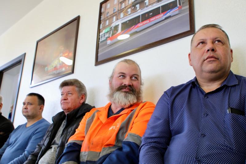 В преддверии Дня работника автомобильного и городского пассажирского транспорта поздравил сотрудников МП Маггортранс с наступающим праздником.