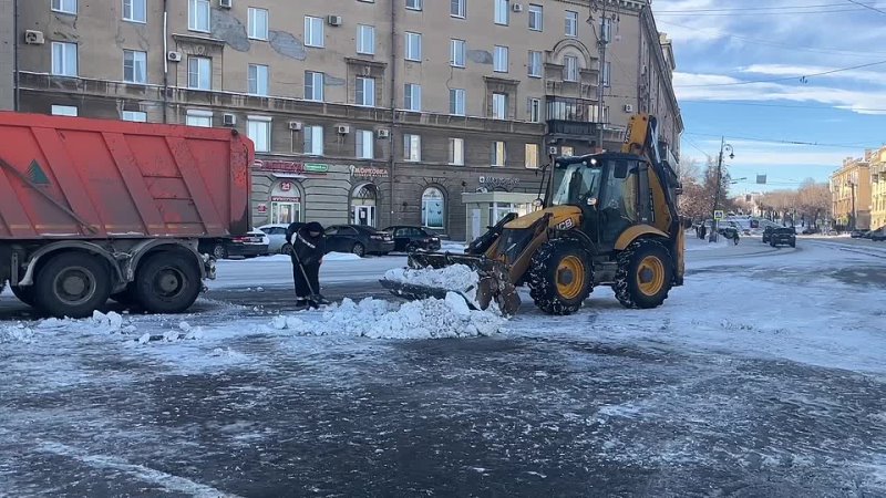 Десятки единиц спецтехники расчищают улицы Магнитогорска от снега