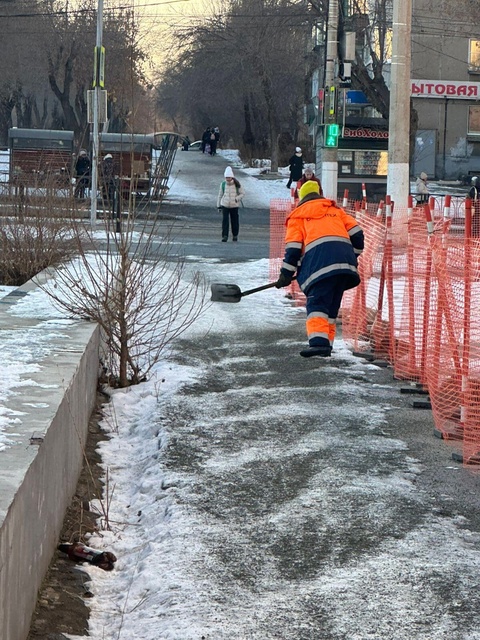 Администрация города продолжает следить за работой подрядных организаций, которые отчитываются о проделанной работе: сколько тонн снега и с каких улиц города вывезено, где почищены и посыпаны противогололедным материалом тротуары и так далее