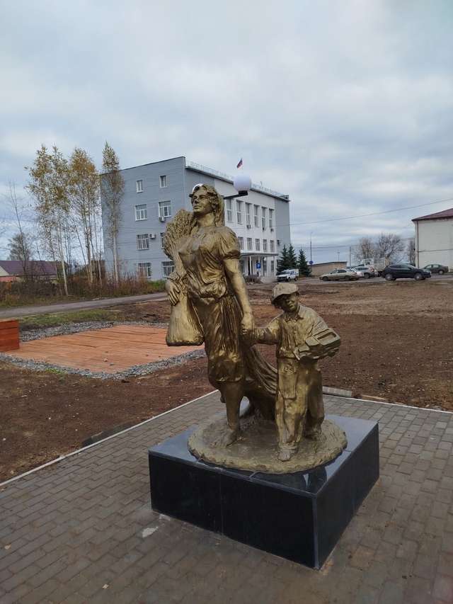 Памятник труженикам тыла должен стать новой достопримечательностью Мантурова. Этот проект реализован по инициативе Совета ветеранов в знак уважения всем.