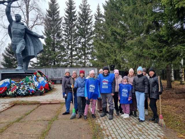 В минувший понедельник, в целях подготовки проведения митинга ко Дню памяти жертв политических репрессий, депутаты, председатель Думы района и активисты, под эгидой партии Единая Россия.