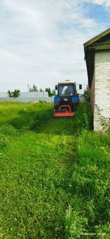 В Омском районе своевременно решается один из важных вопросов благоустройства и обеспечения пожарной безопасности. На регулярной основе в поселениях производят покос сорной травы.