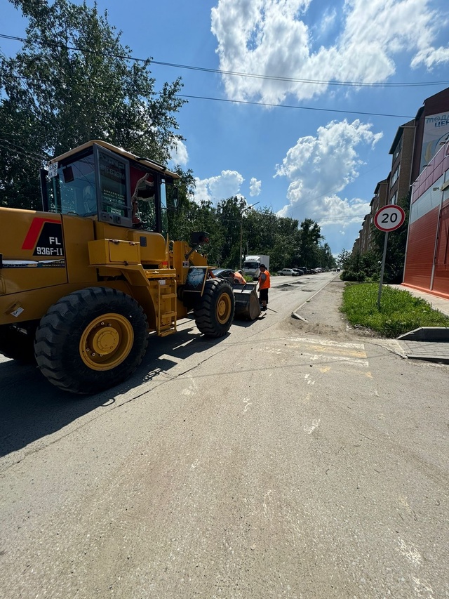 Работы по восстановлению и содержанию дорог в Омском районе продолжаются. В поселениях проходит ямочный ремонт и работают грейдеры.