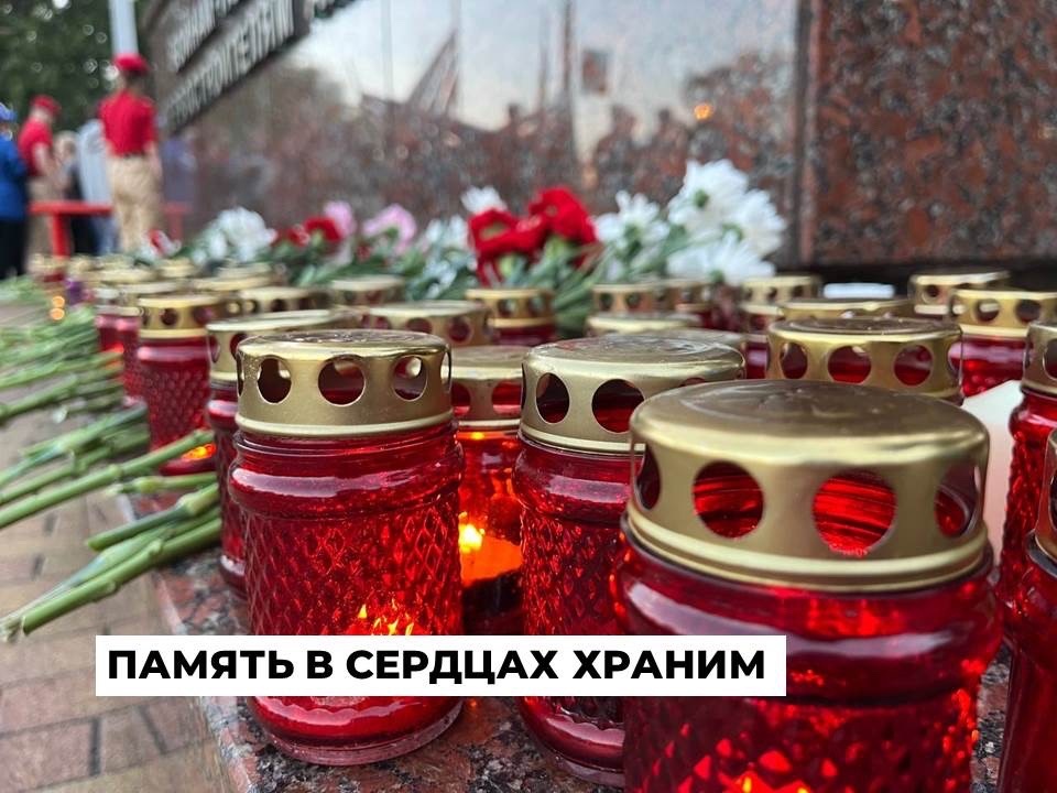 Во время акции Свеча памяти в Ангарске зажгли около 500 свечей.