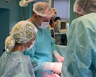 Врачи Перинатального и Онкологического центров успешно прооперировали беременную с опухолями яичников