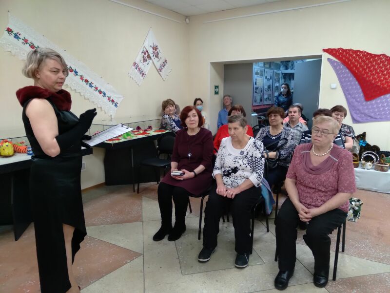 Совместили выставку и литературную гостиную