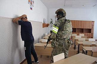 Город верно подумал: ученья идут...