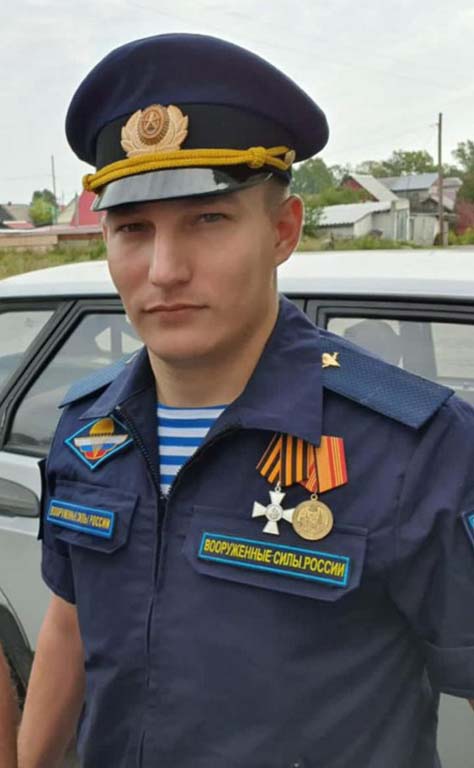 Теперь он смотрит только с фотографий