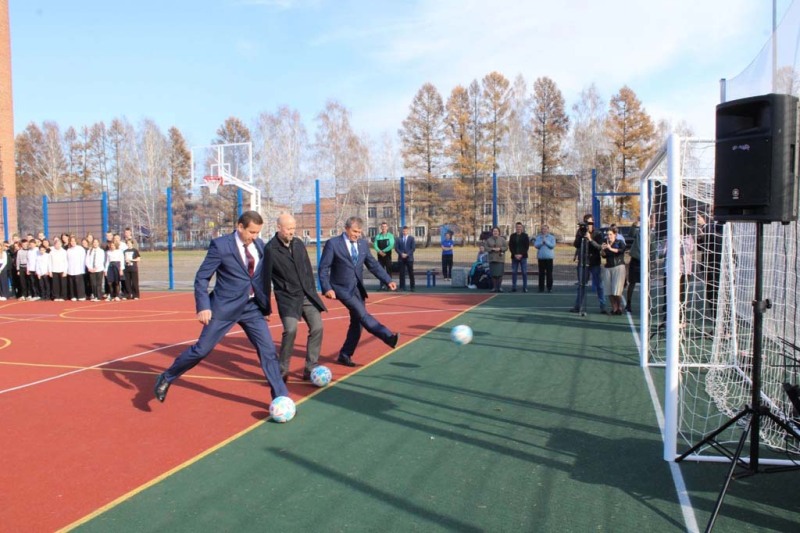 Открыли спортплощадку