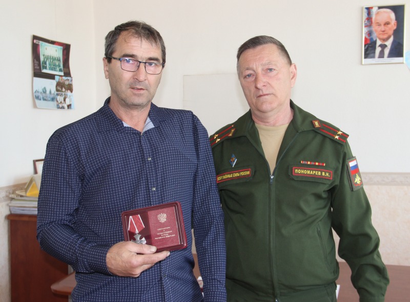 Вернувшемуся с СВО Владимиру Козюкову вручили орден Мужества. Такую же награду передали семье погибшего Валерия Литомина