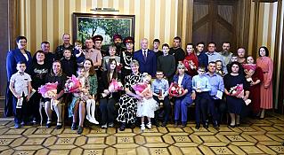 Губернатор наградил многодетных родителей