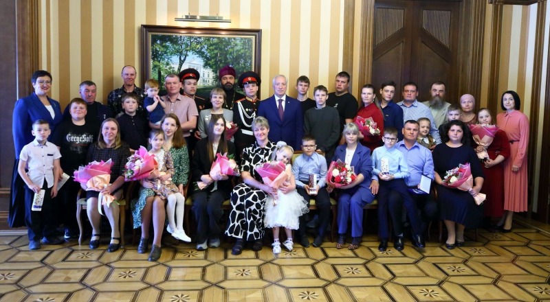 Губернатор наградил многодетных родителей