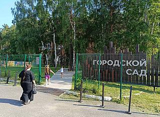 Без хозяйских рук горсад завянет. Недоработки по содержанию главного места отдыха асиновцев глава города Александр Вульф обсудил с участниками выездного совещания в горсаду