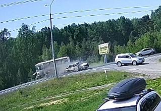 Легковушка въехала в автобус. Водители и пассажиры не пострадали