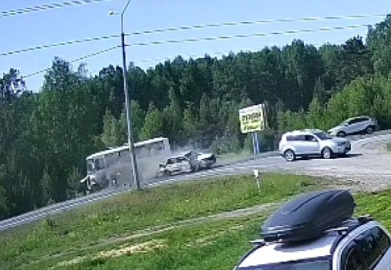 Легковушка въехала в автобус. Водители и пассажиры не пострадали
