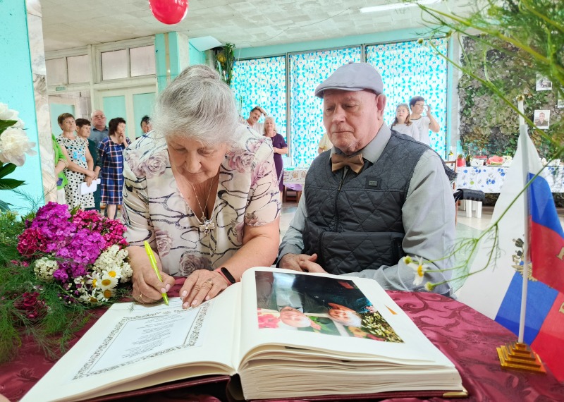 Супруги Жигульские оставили уже вторую запись в Почётной книге юбиляров Асиновского ЗАГСа: десять лет назад они отметили золотой юбилей, нынче – бриллиантовый