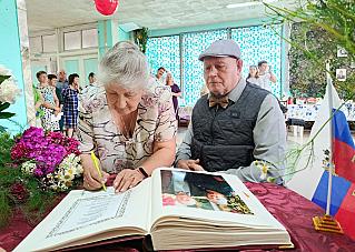 Супруги Жигульские оставили уже вторую запись в Почётной книге юбиляров Асиновского ЗАГСа: десять лет назад они отметили золотой юбилей, нынче – бриллиантовый