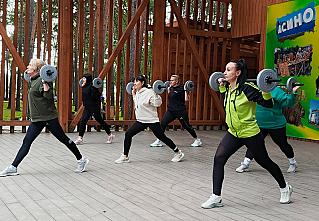 «Будь в форме» – под таким названием в Асине прошёл первый летний фитнес-фестиваль, собравший в городском саду ведущих тренеров спортивных клубов города, любителей физической культуры и тех, кто только собирается к ним присоединиться
