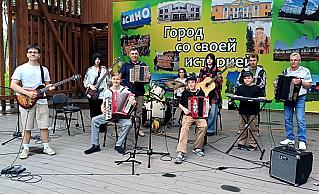 Звонко и лихо играет «ШумМиха». Инструментальный ансамбль народной музыки, которому всего три года, успел полюбиться асиновским зрителям