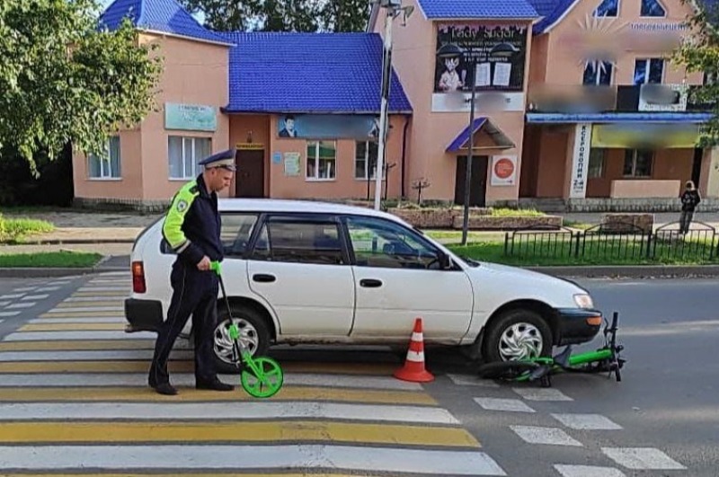 Пятилетний велосипедист попал под колёса автомобиля на пешеходном переходе. Ребёнок госпитализирован с травмами