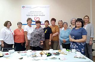 На «день варенья» активистки совета ветеранов пришли в центр общения старшего поколения со своими домашними десертами