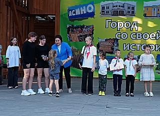 Подведены итоги марафона дворовых игр, который длился все летние каникулы. Самые активные и позитивные получили призы