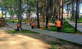 Чтобы город был чистым, ежедневно на его уборку выходят около 20 работников ООО «Спецавтохозяйство»: дворники, дорожные рабочие, водители спецтехники