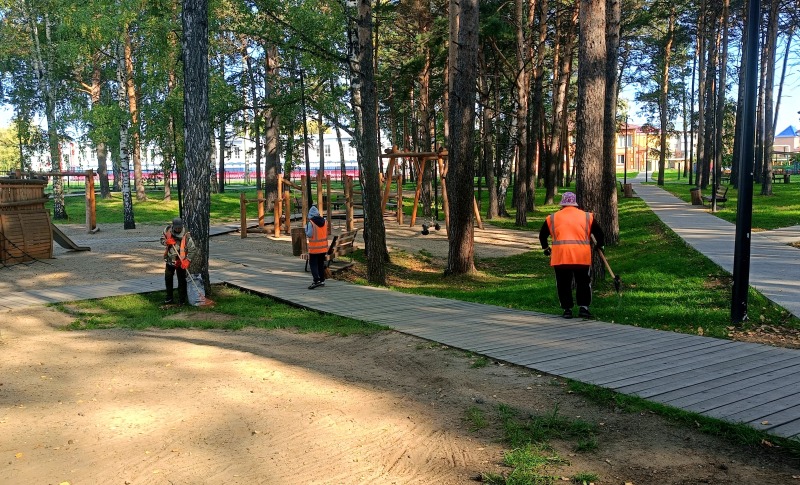 Чтобы город был чистым, ежедневно на его уборку выходят около 20 работников ООО «Спецавтохозяйство»: дворники, дорожные рабочие, водители спецтехники