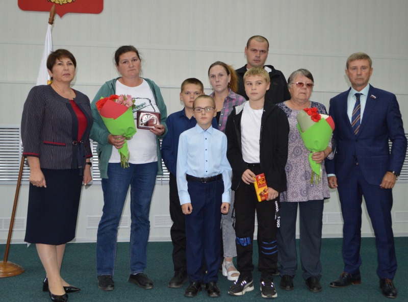 Их смелостью и отвагой куётся победа