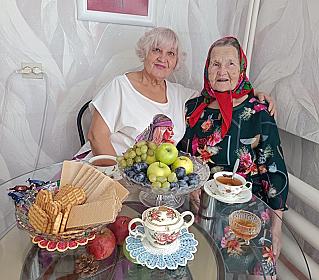 «Такое счастье, что мама рядом», – говорит Алефтина Валерьевна Лебедева, которая сама уже пенсионерка