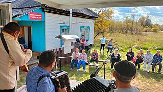 На автоклубе – с концертом. Артистов встречали жители Копыловки и Первопашенска