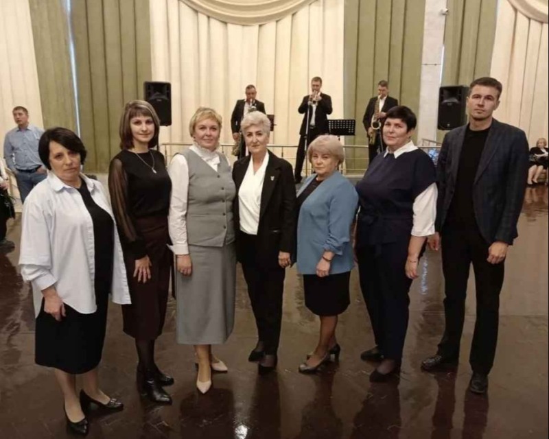 В честь профессионального праздника наградили учителей