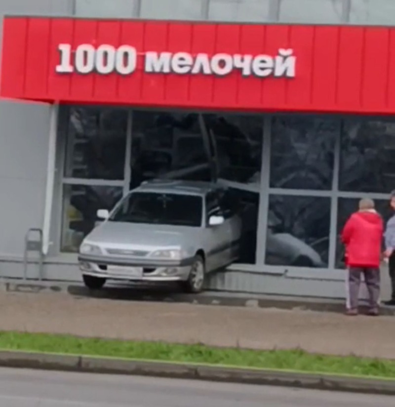 Улётное ДТП. Пожилой водитель перепутал педали газа и тормоза и въехал в здание торгового центра