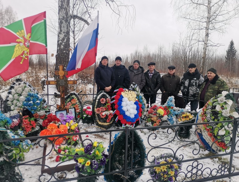 Накануне Дня сотрудников правоохранительных органов бывшие коллеги возложили венки к могиле пенсионера МВД России Александра Булышева