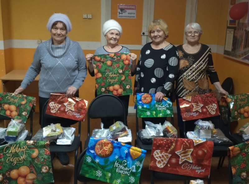 И делом, и добрым словом помогают своим землякам асиновские волонтёры из группы «Лучик добра». Сейчас они собирают новогодние посылки для бойцов СВО