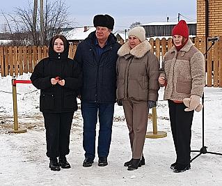 Новоселье к Новому году. Двум педагогам из с. Первомайского вручили ключи от новых квартир