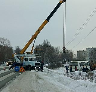 Автобус съехал в сугроб. Водитель маршрутки не справился с управлением