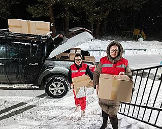 Дед Мороз со Снегурочкой, многочисленные сладкие подарки в машинах волонтёров  – так начиналась первая в Асине акция Томского областного отделения «Российского Красного Креста»