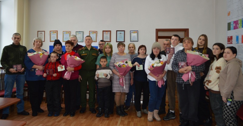 Шагнувшие в вечность. Ещё десять государственных наград передал военком Владимир Пономарёв родственникам бойцов, погибших в ходе проведения специальной военной операции