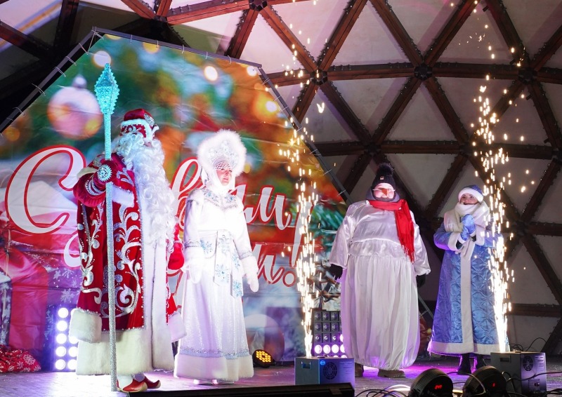 Ёлочка, гори! 19 декабря зажглись новогодние гирлянды на центральной ёлке города