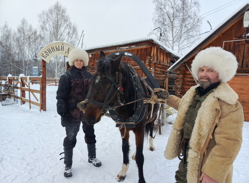 В «Сибирской усадьбе Н.А.Лампсакова» благодаря казакам Демидовым появился конный двор