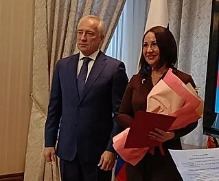 Награды в день профессионального праздника. 13 января, в День российской печати, губернатор Владимир Мазур вручил заслуженные награды представителям СМИ региона